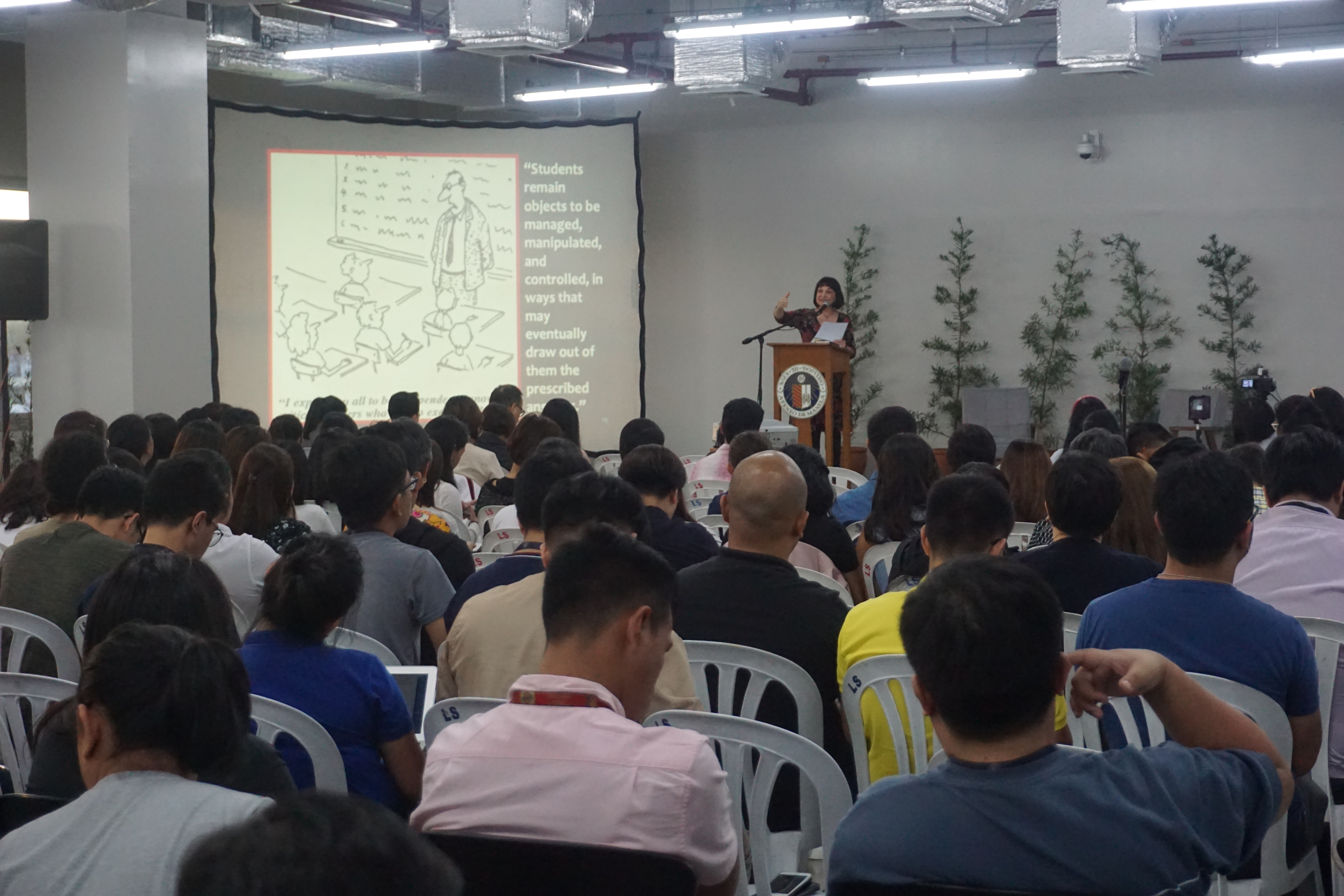 17d27-dr.-antonia-darder-speaks-to-a-full-crowd-at-the-aretecc81s-fourth-floor